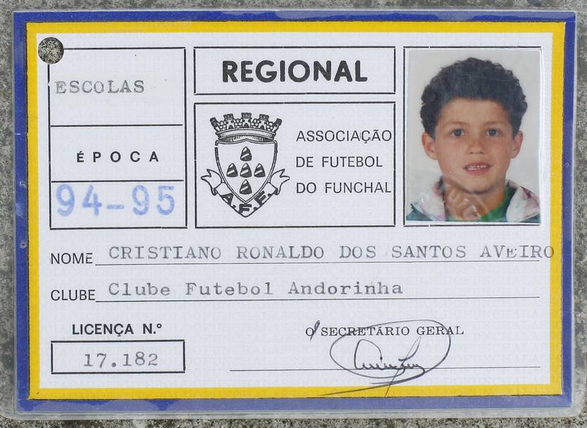 Il cartellino di di CR7 (all&#39;anagrafe Cristiano Ronaldo dos Santos Aveiro). A 7 anni inizia a giocare con l&#39;Andorinha. Presto i ragazzi di 12 anni lo vogliono in squadra con loro